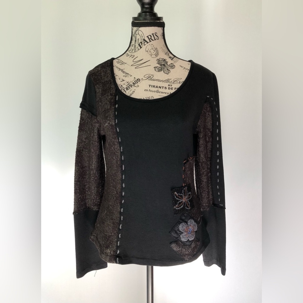 Entrata Sweater Black, Brown and Gray Embellished with Flowers